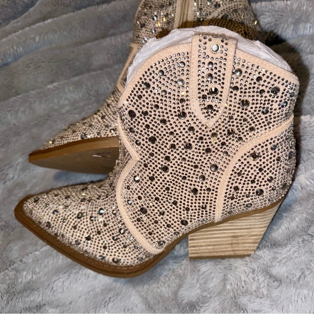 Very G ~ taupe blingy rhinestone boots 👢 ~ brand new ~ never worn! 🆕 size 6 - Picture 2 of 10